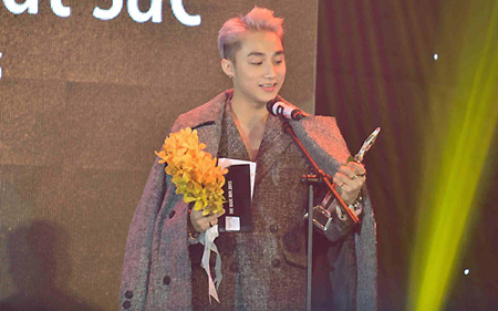 Sơn Tùng M-TP bất ngờ được nhận giải nam ca sỹ trẻ xuất sắc của năm.